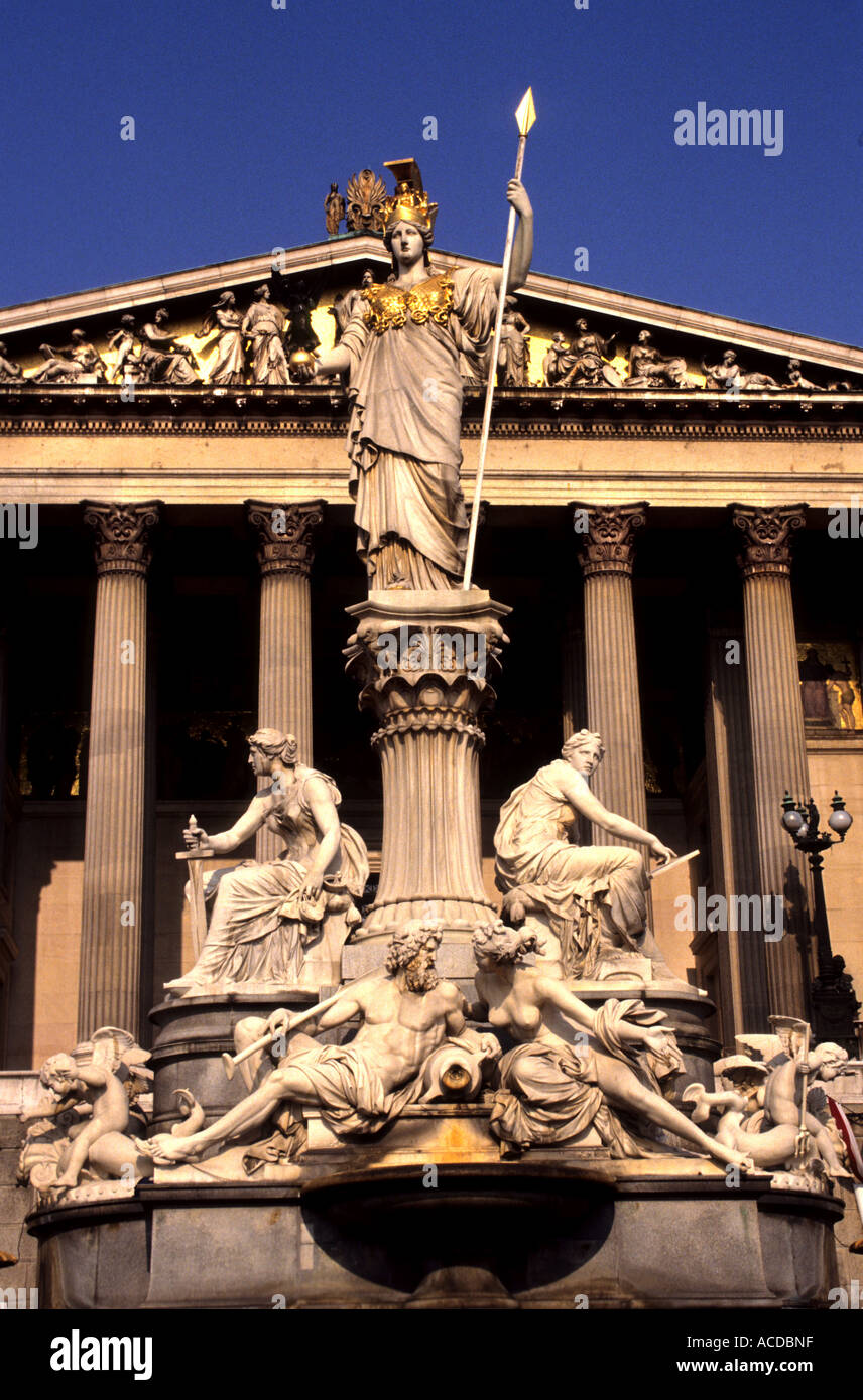 Wien Österreich Parlament neoklassischen österreichischen Geschichte historische Statue Skulptur Pallas-Athene-Dame der Gerechtigkeit Stockfoto