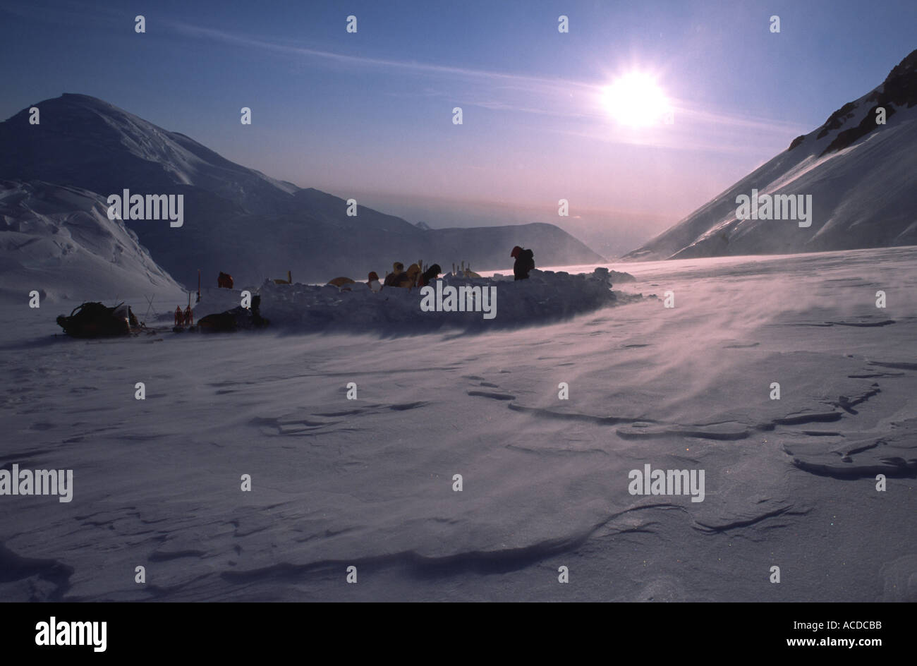 Winde Schlag Schnee rund um eine Bergsteiger-Camp an den Hängen des Denali Alaska USA Stockfoto