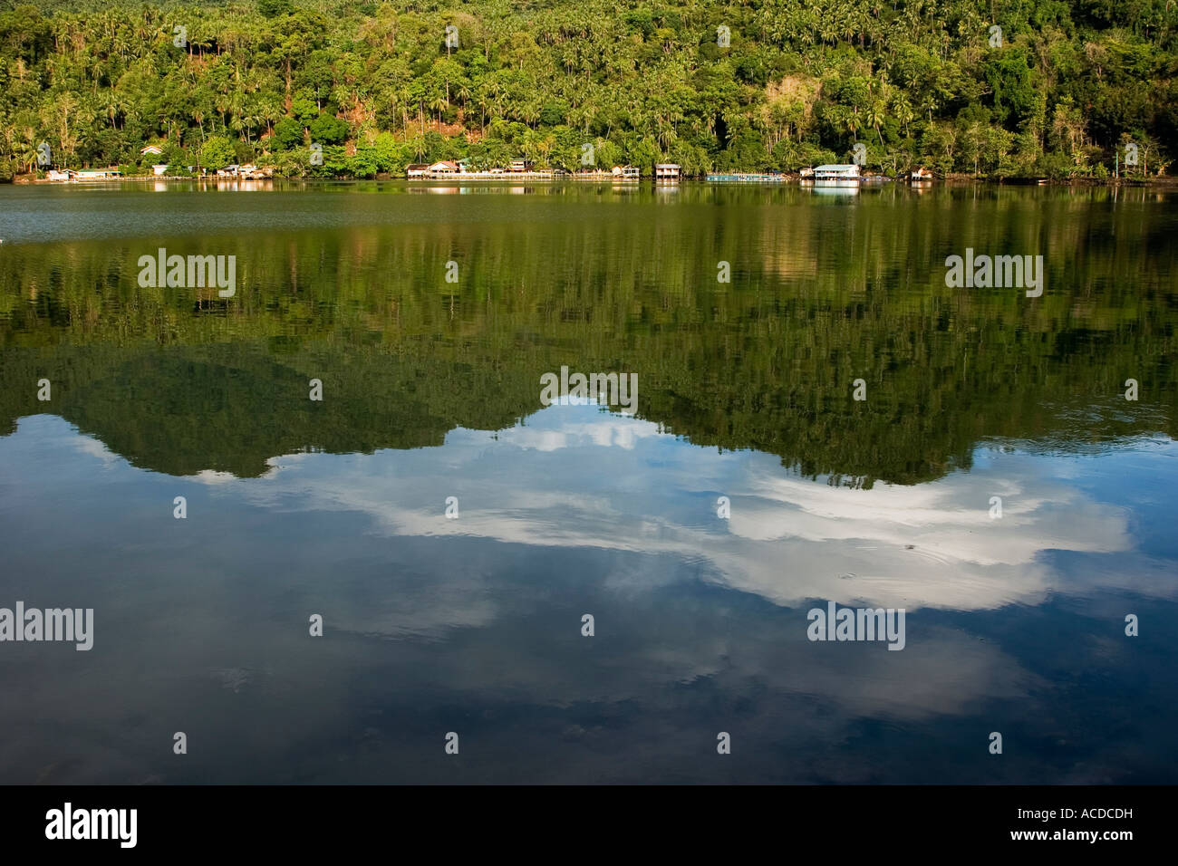 Ruhe des künstlich angelegten See in Camiguin spiegelt die Bergketten um ihn herum Stockfoto