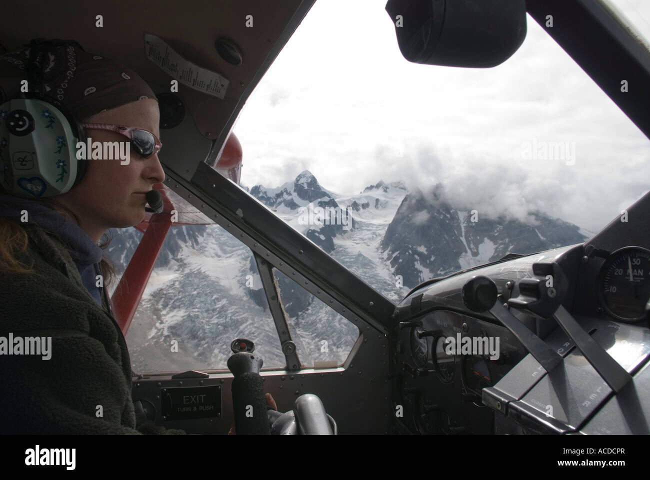 Buschpilot Danielle für Talkeetna Air Taxi über die Pika Gletscher Alaska fliegen Stockfoto