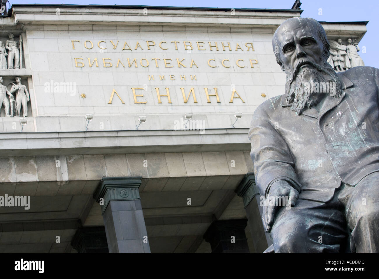 Statue des großen russischen Schriftstellers Fyodor Dostoevsky vor dem Gebäude der Russischen Staatsbibliothek Stockfoto