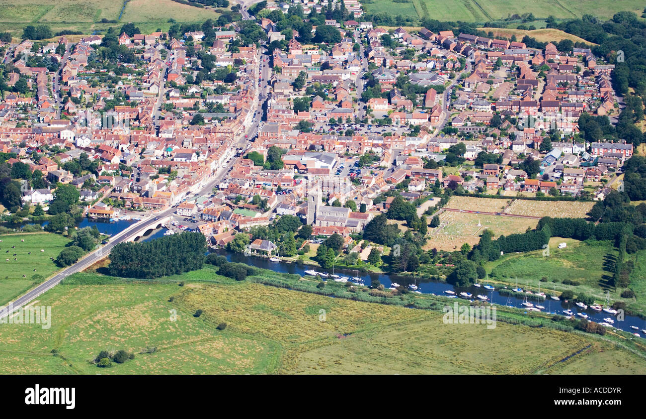 Luftaufnahme. Wareham Stadt und Kai. Straßenführung. Häuser. Fluß Frome. Dorset. UK Stockfoto