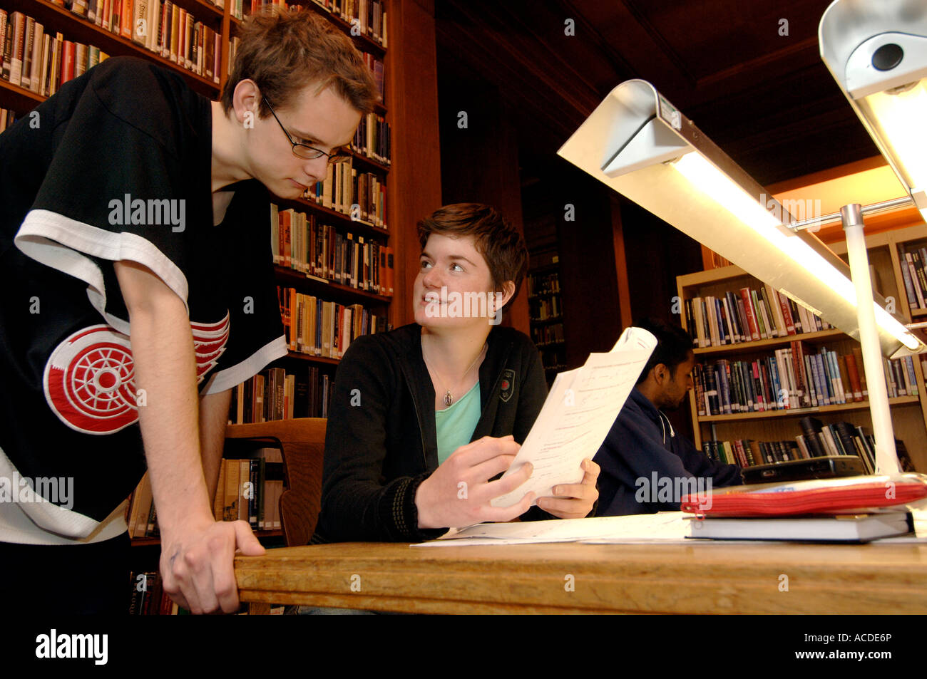 Schüler-Chat über Revision in der Bibliothek des New College in Oxford Stockfoto