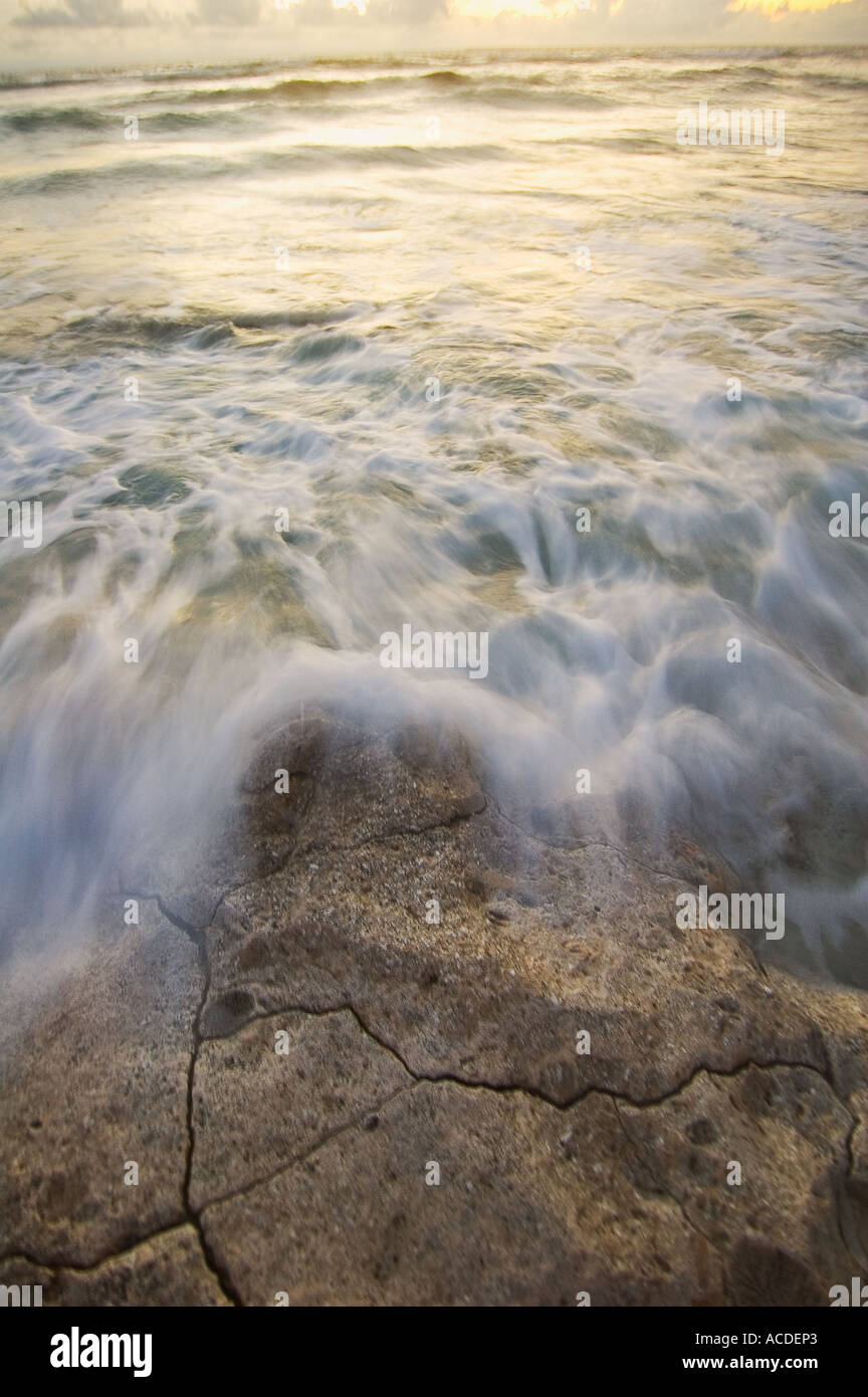 Wellen brechen sich am Strand bei Sonnenuntergang Gielop Insel Ulithi Atoll Yap Mikronesien Pazifik Stockfoto