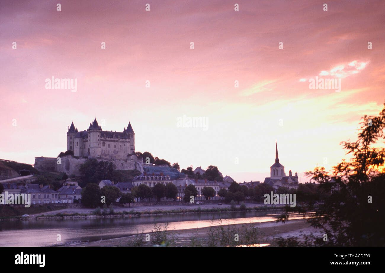 Die Burg mit Blick auf die Stadt Saumur und der Loire bei Sonnenuntergang Val de Loire-Frankreich Stockfoto