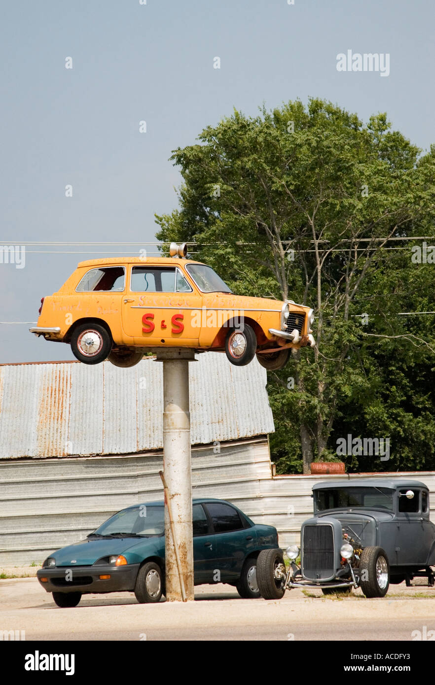 Gelbes Auto auf Masten im Auto viel USA Stockfoto