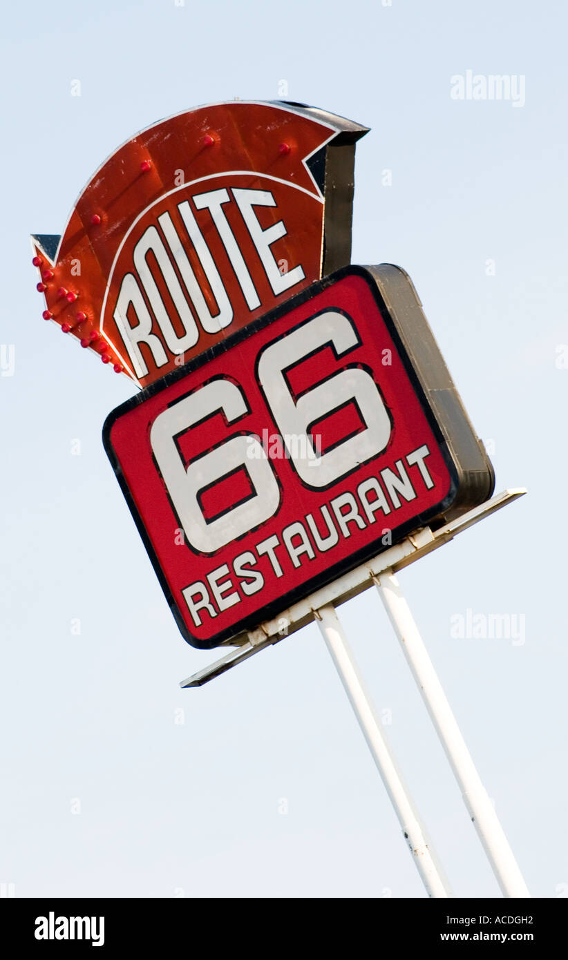 Route 66 Restaurantschild in Clinton, Oklahoma, USA, entlang der Interstate 40. Stockfoto