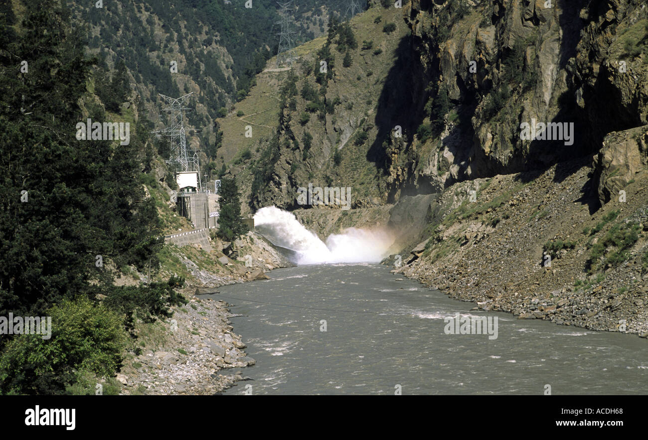 Blick hinunter ins Tal des Wassers vom Wasserkraftwerk Spritzen in den Fluss Baspa Tal HP Indien Stockfoto