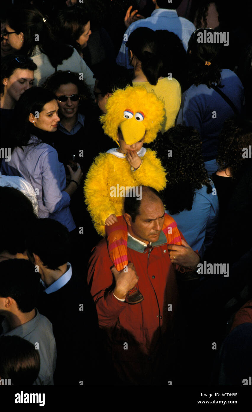 Mädchen, gekleidet wie gelbe Riesenvogel Stockfoto