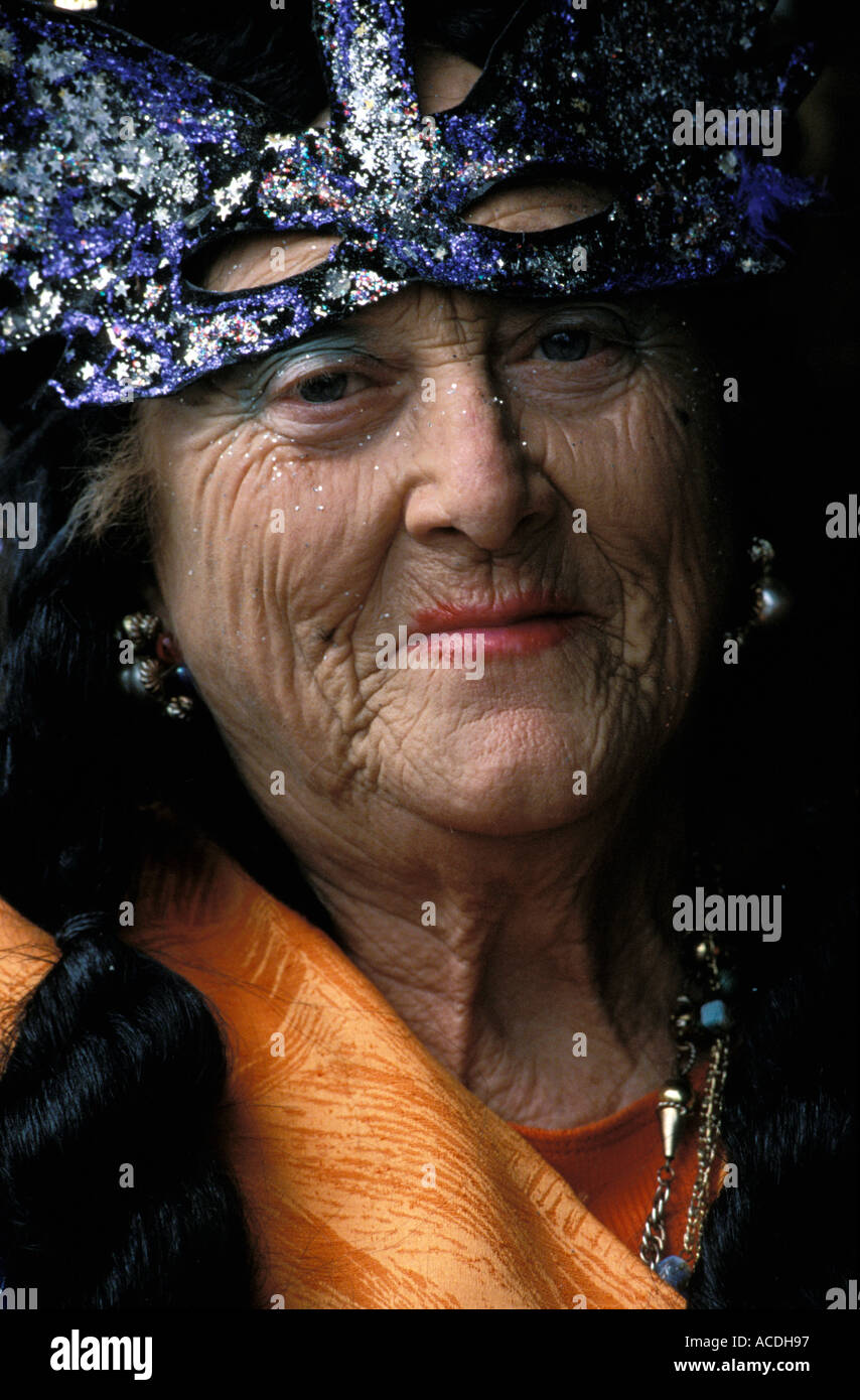 alte Frau mit Maske Stockfoto