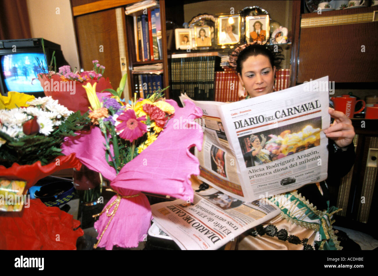 La Diosa verpassen Carnaval Alicia Rodriguez liest in der Zeitung über ihren Sieg Stockfoto