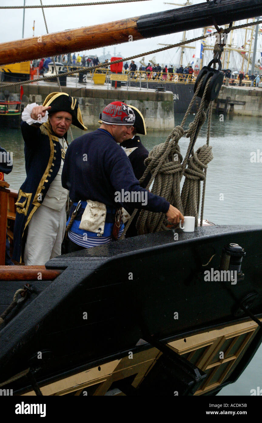 Marine Uniformen auf dem Display neben HMS Victory Royal Naval base Portsmouth Hampshire England Vereinigtes Königreich UK Großbritannien GB E Stockfoto