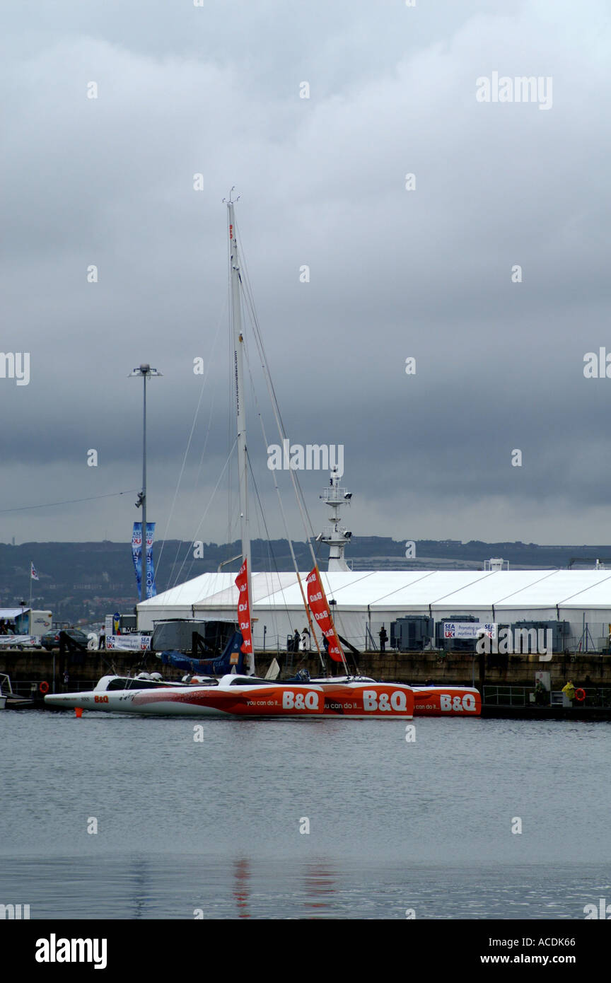 Ellen MacArthur s Trimaran Europas Royal Naval base Portsmouth Hampshire England Vereinigtes Königreich UK Großbritannien GB Stockfoto