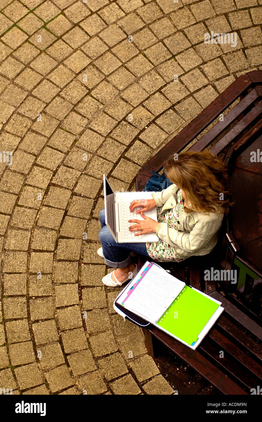 Ein Erwachsener Schüler arbeitet auf ihrem Computer in das Quad der Weiterbildung an der Universität Oxford Gebäude Stockfoto