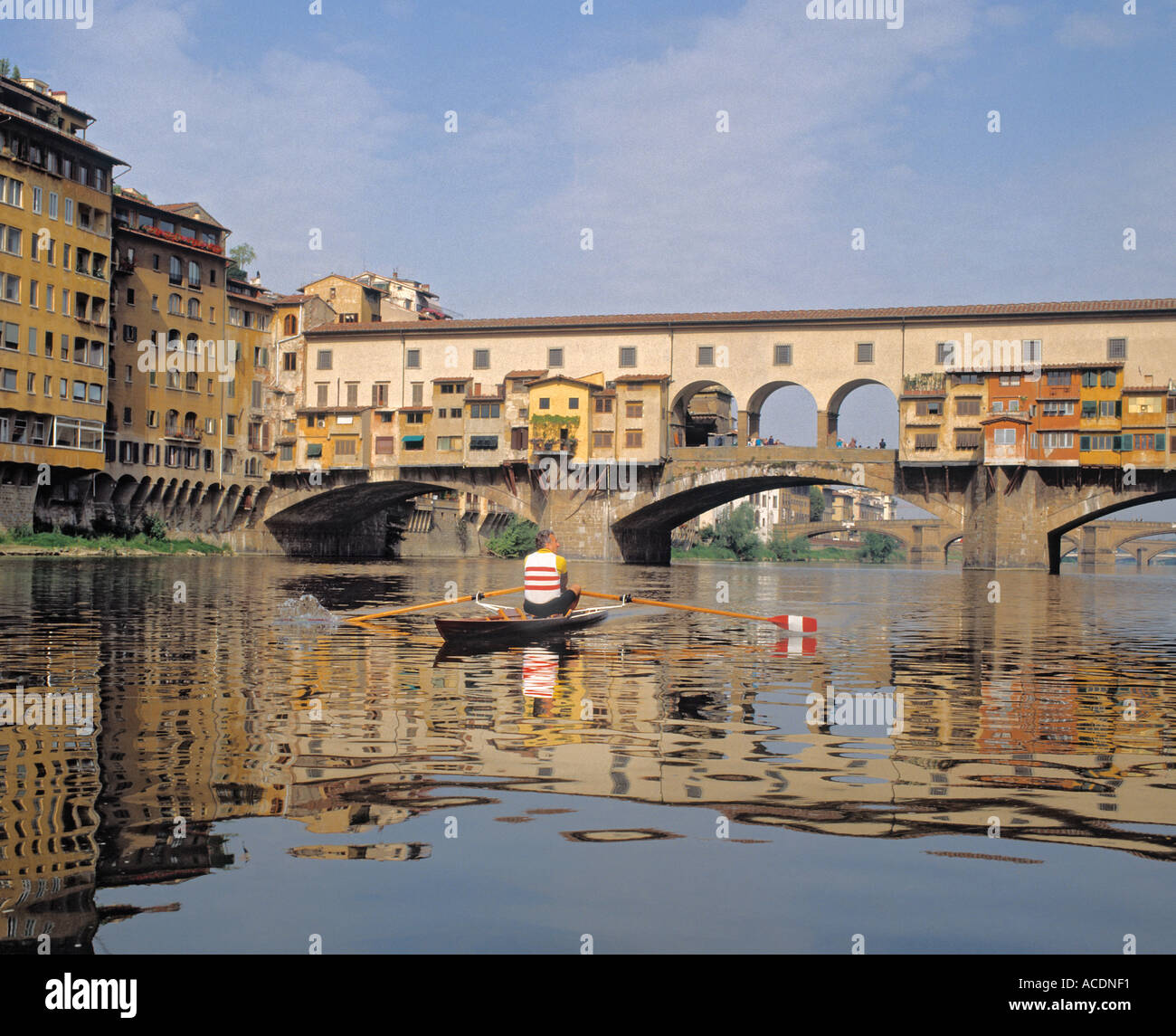 Florenz Italien Ruderer am Fluss Arno Ponte Vecchio hinter Stockfoto