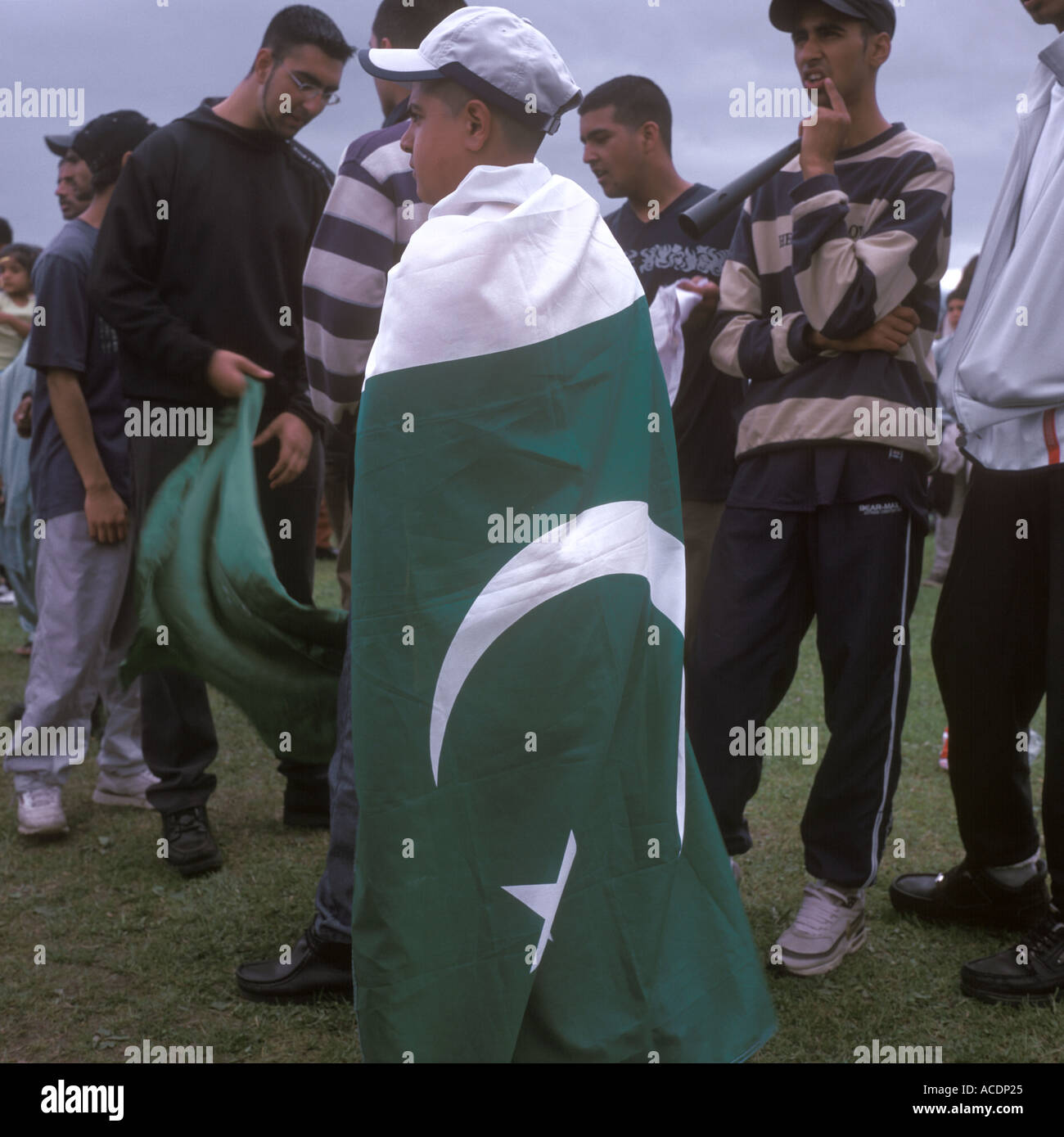 Ein pakistanischer junge trägt die Flagge Pakistans Bradford Mela, Peel Park, Bradford, Yorkshire, Großbritannien. Stockfoto