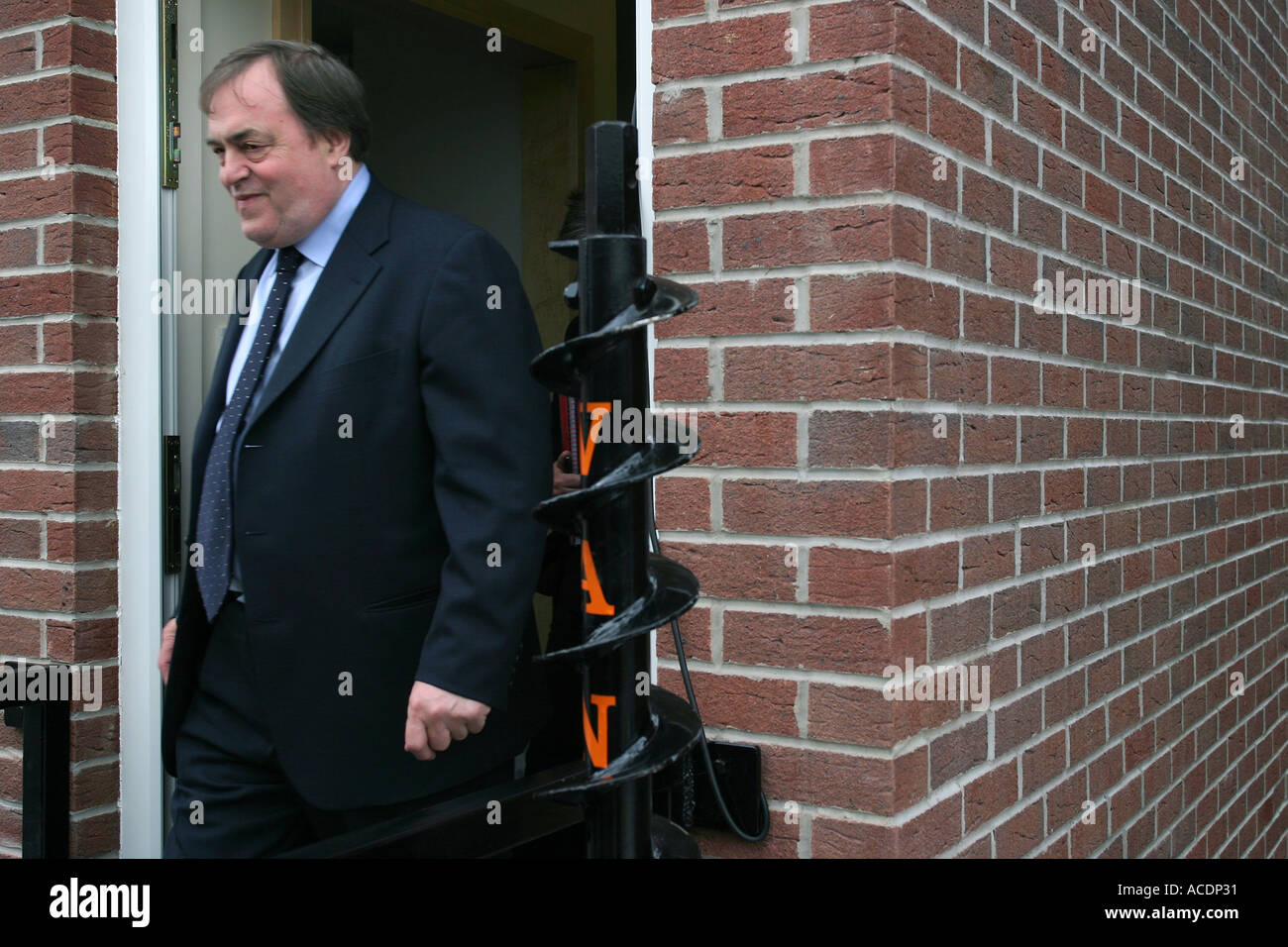 John Prescott, dann stellvertretender Ministerpräsident zu Fuß aus einem Display Haus an einer Bauausstellung, Watford, UK. Stockfoto