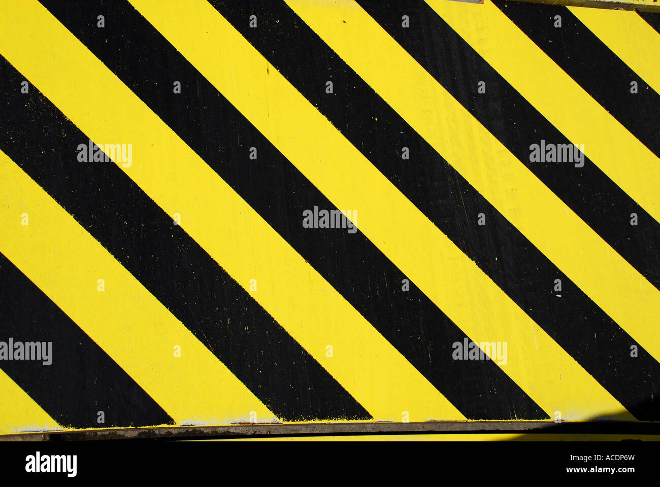 GELB-SCHWARZEN WARNSTREIFEN Stockfoto