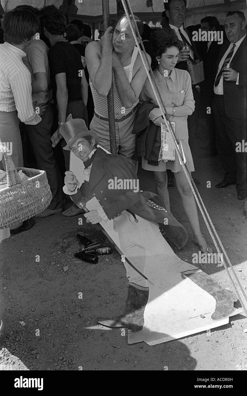 Derby Day Pferderennen Epsom Downs Surrey England 1970er Jahre The Beer Tent, ein Johnnie Walker Whiskey ausschneiden Werbung 1970 HOMER SYKES Stockfoto