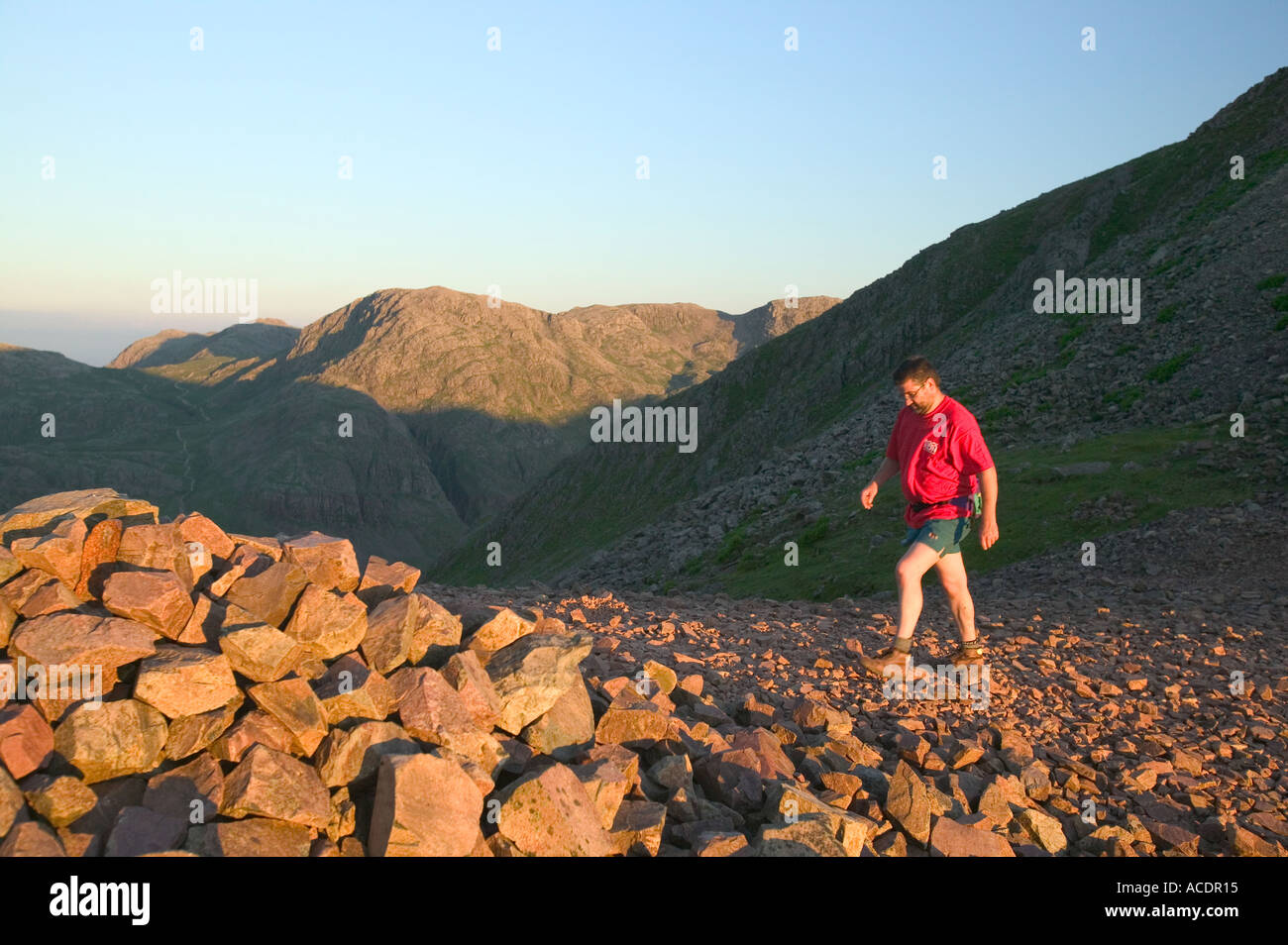 Walker, Great Gable in den späten Abend mit großer Ende hinter Seenplatte absteigend Stockfoto