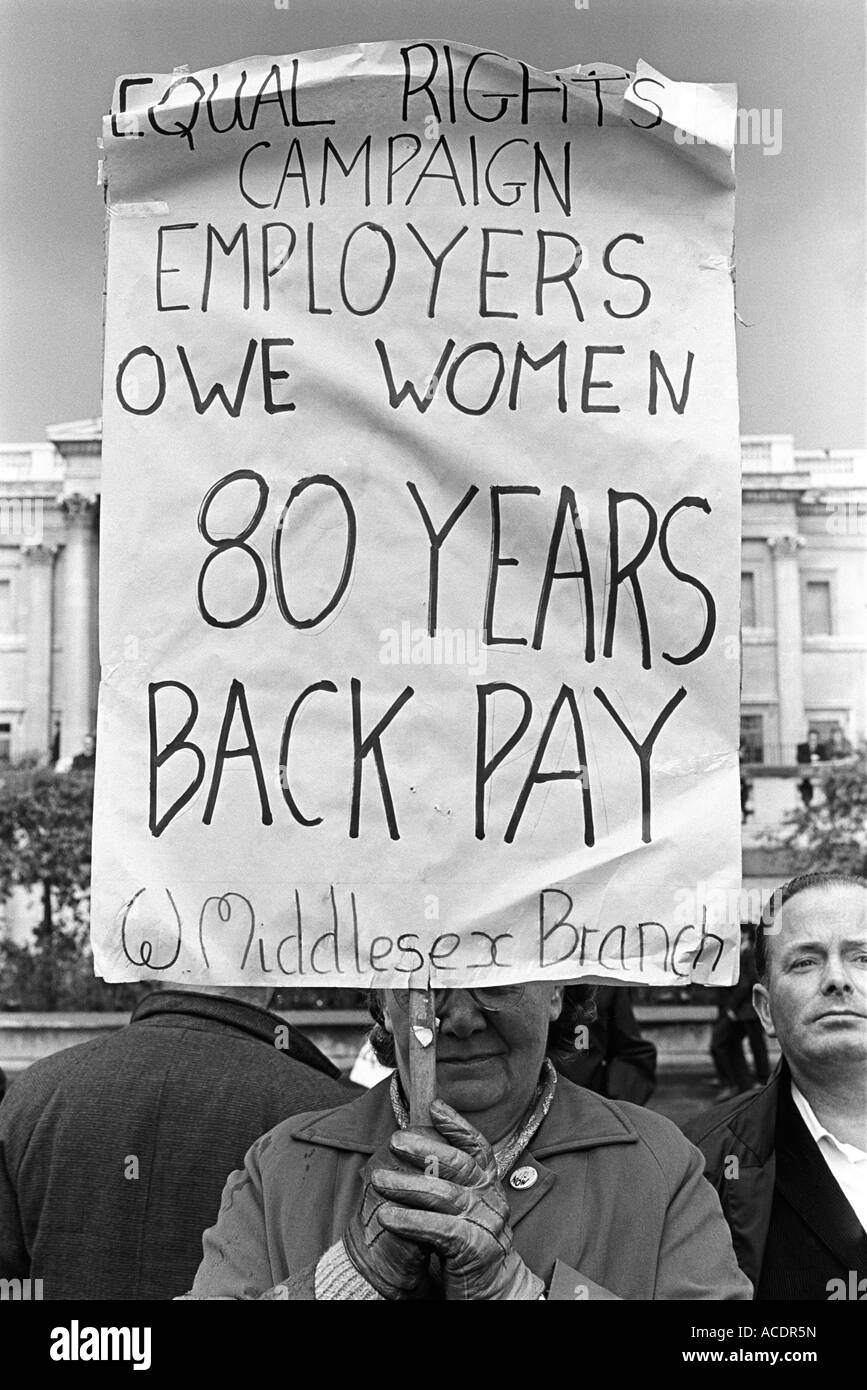 Gleiche Rechte Kampagne Frauen fordern gleichen Lohn für gleiche Arbeit demonstration Trafalgar Square London 1968 1960 s UK HOMER SYKES Stockfoto