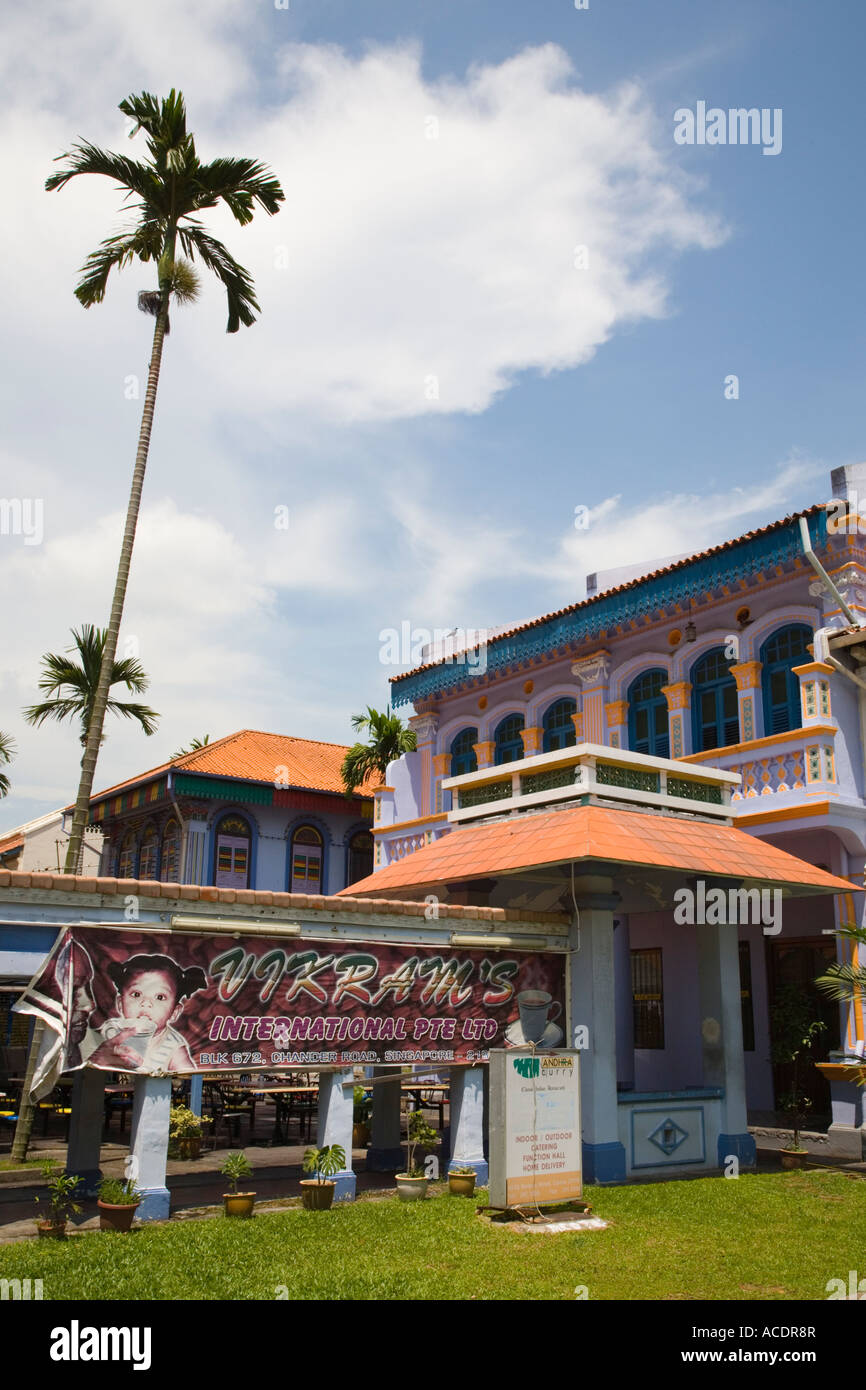 Traditionelle bemalt bunt verzierte alten Gebäude in ethnischen Viertel mit einer Palme vor wenig Indien Singapur Stockfoto