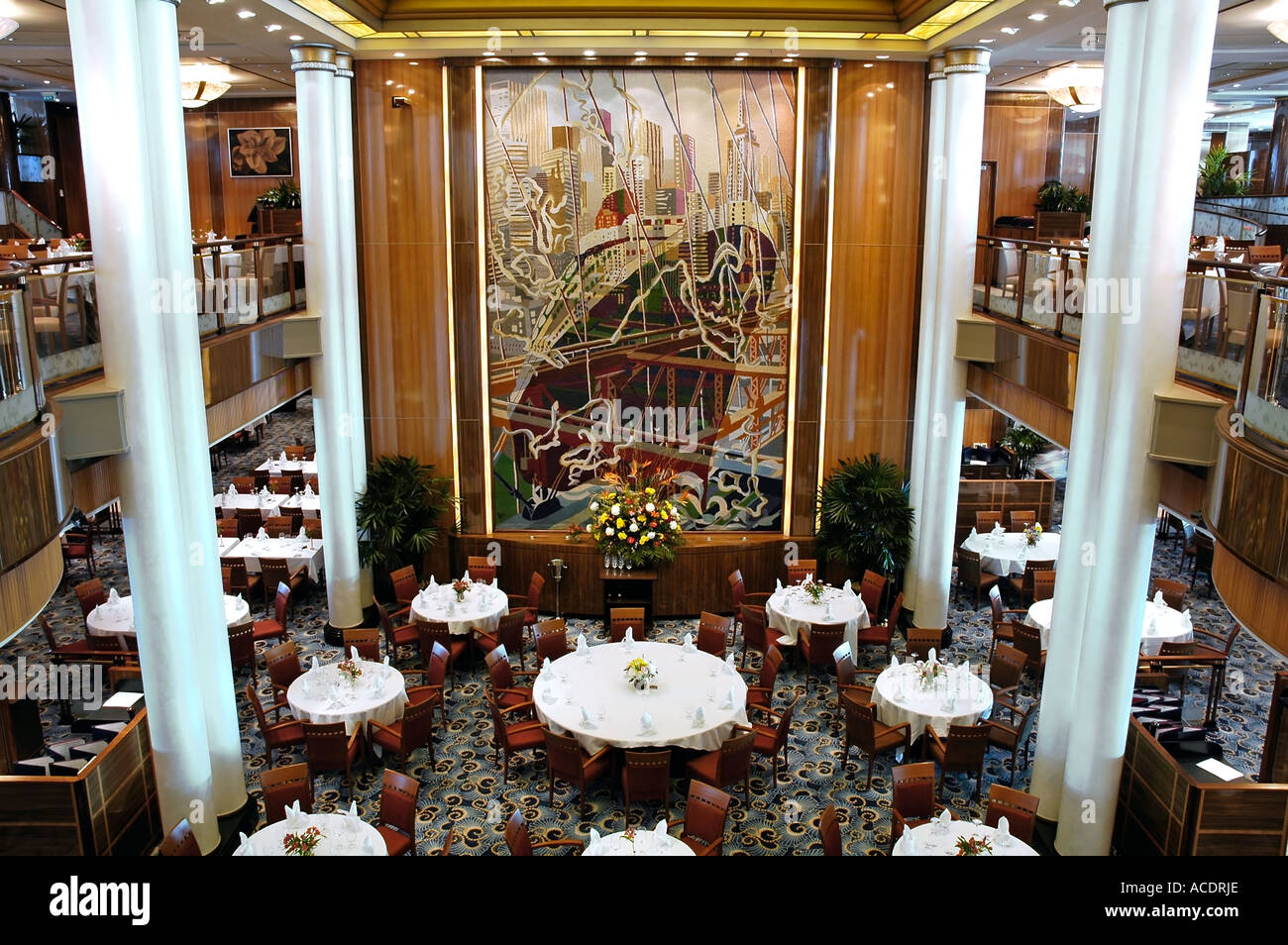 riesige Britannia Restaurant an Bord des Kreuzfahrtschiffes Queen Mary 2 Stockfoto