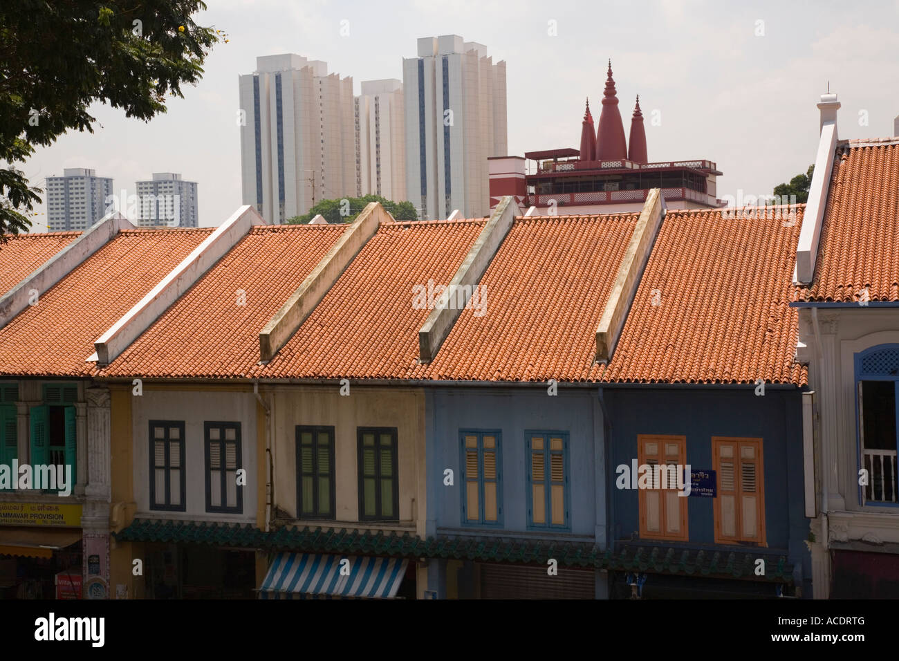 Traditionelle bunte Shophouse roten Ziegeldächer in Buffalo Road in ethnischen Viertel Little India Singapur Stockfoto