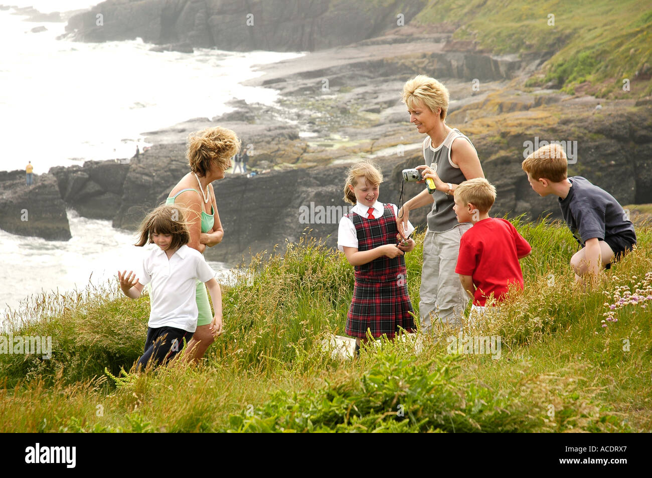 Kinder spielen in der Nähe der Klippen von Dunmore East, Irland Stockfoto