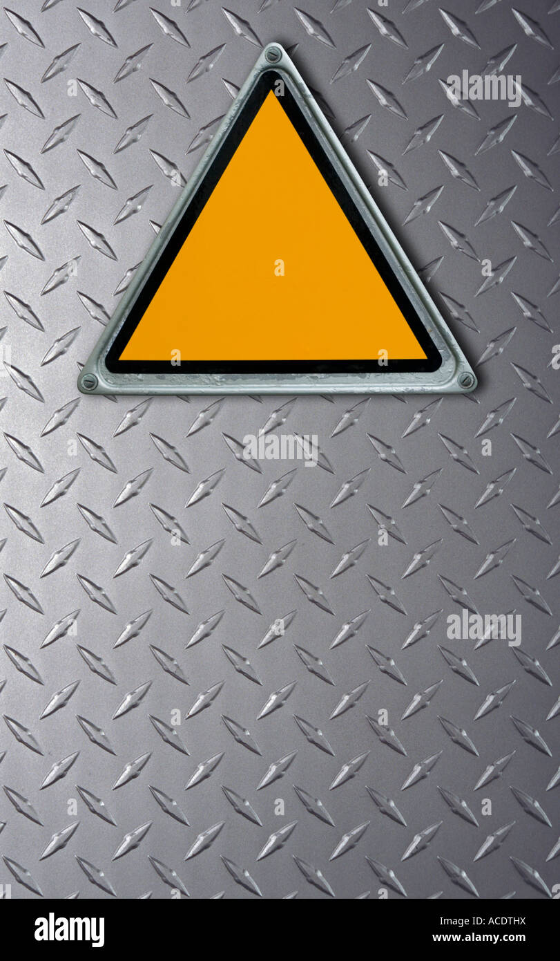 Leere dreieckigen Warnung oder Vorsicht Zeichen auf Metalloberfläche Stockfoto