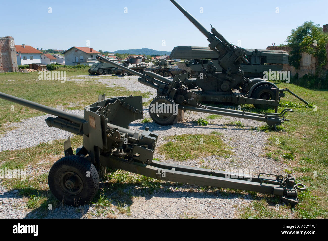 KanoneKollektion im Vordergrund ist British Ordnance Q.F. 6pr. 7 cwt