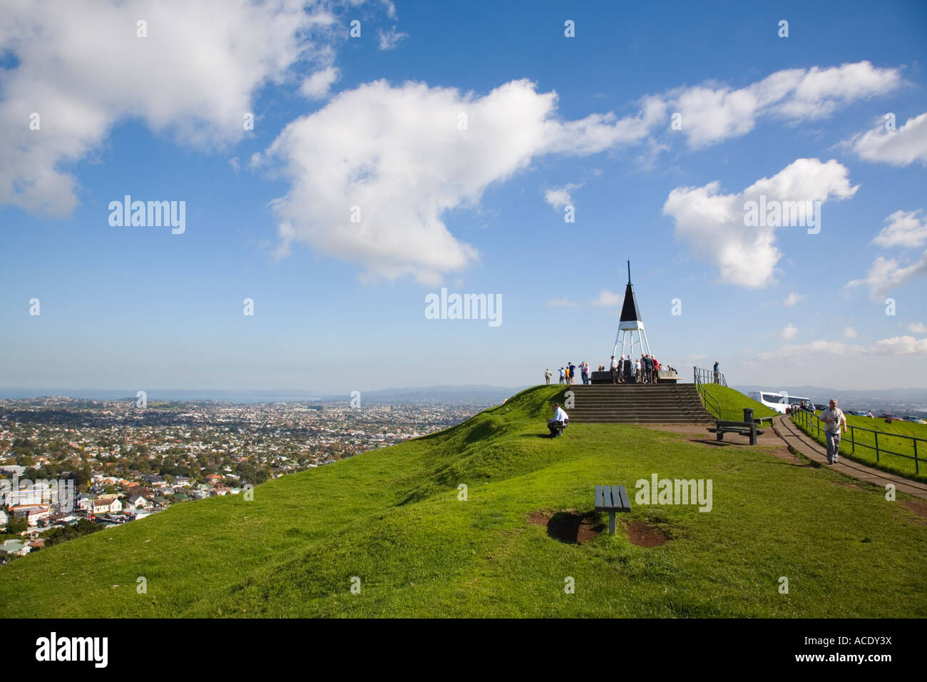 Mount Eden Domain Maungawhau Gipfel mit Touristen auf ruhende Vulkankegel Krater Auckland New Zealand Stockfoto