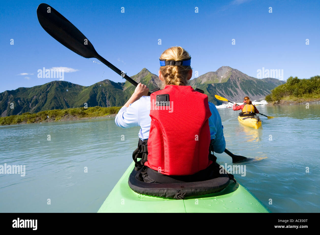 Kajakfahrer Blick auf weibliche Paddler in einem doppelten Seekajak beim Paddeln in der Nähe von Bear Glacier Resurrection Bay im Kenai Fjords National Park Stockfoto