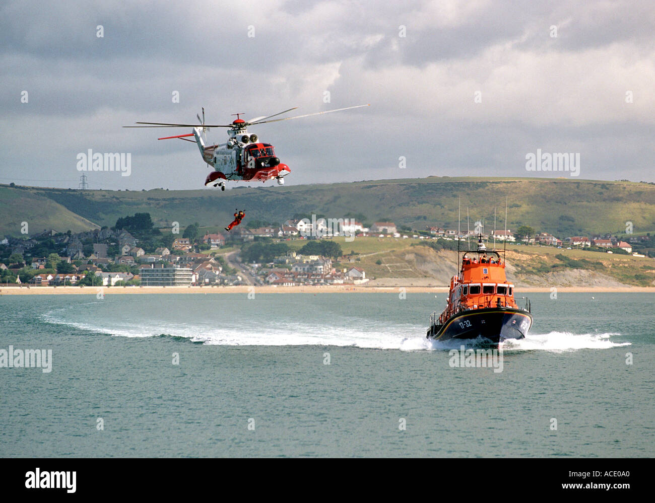 Küstenwache Rettungshubschrauber und RNLI-Rettungsboot auf Übung Stockfoto