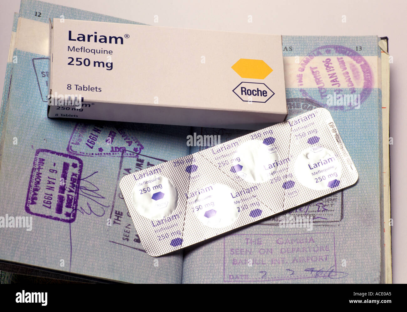 Anti-Malaria Droge Lariam Mefloquine mit Pass Stockfoto