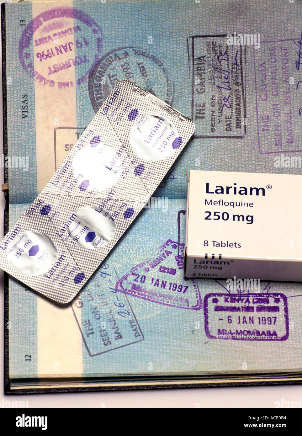 Anti-Malaria Droge Lariam Mefloquine mit Pass Stockfoto