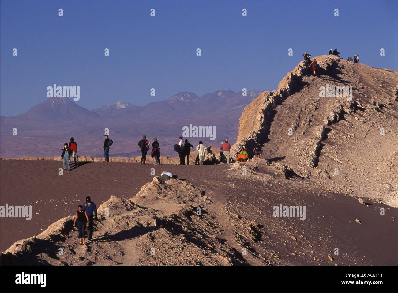 Touristen klettern auf einen Grat, um einen besseren Blick auf das Tal des Mondes zu bekommen, eine ungewöhnliche surreale Landschaft, Chile, Südamerika. 2000s 2000 HOMER SYKES Stockfoto
