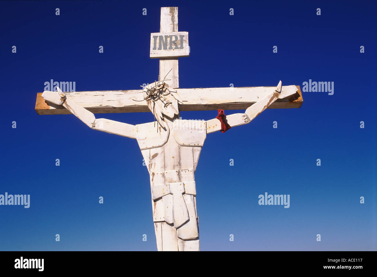 Die Leidenschaft Jesu. INRI ein Kruzifix Jesu Christi markiert eine Grabstätte am Straßenrand für den Tod eines Verkehrsunfalls. 2002 2000er Jahre Chile Südamerika. Stockfoto