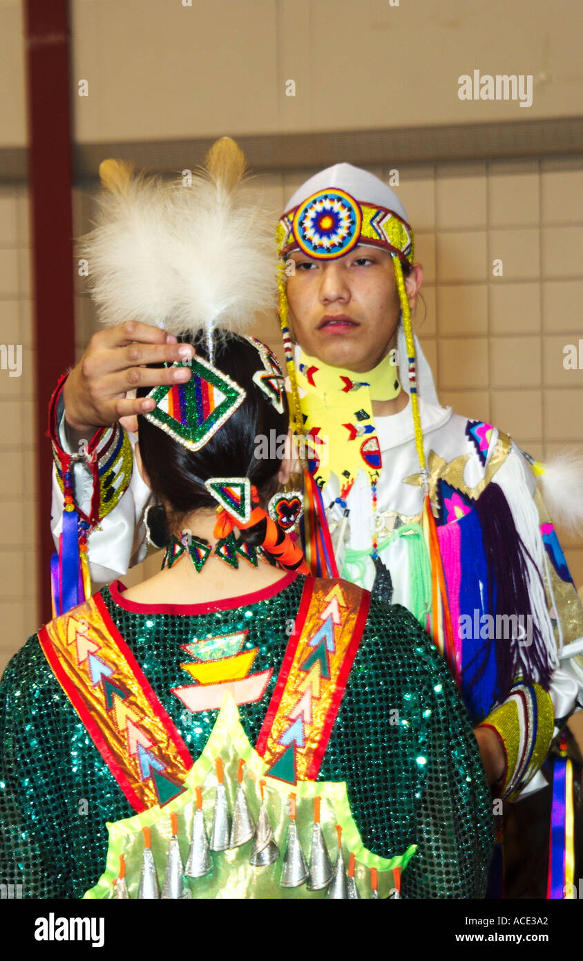 Zwei nordamerikanischen Ureinwohner in traditioneller Kleidung bei einem Studienabschluss Pow Wow in Winnipeg, Manitoba Kanada Stockfoto