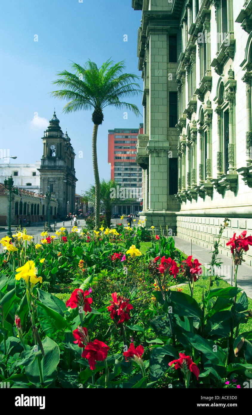 Ein Blick auf den Turm des Nationalen Palastmuseums mit Blumenbeeten in Guatemala City, Guatemala, Mittelamerika Stockfoto