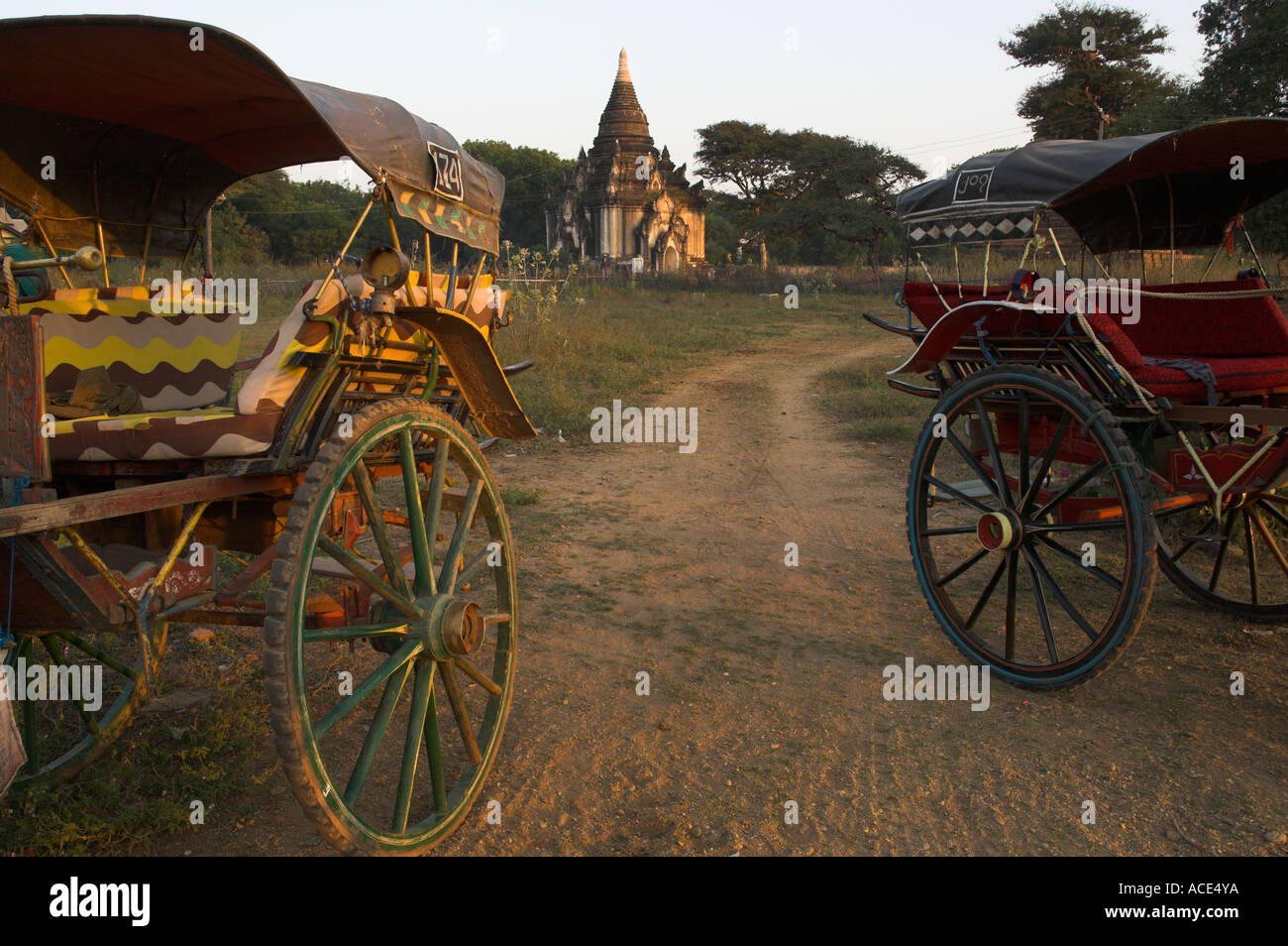 Myanmar-Burma-Bagan Archäologiepark Blick bei Sonnenuntergang mit Pferdewagen und typische Tempel Stockfoto