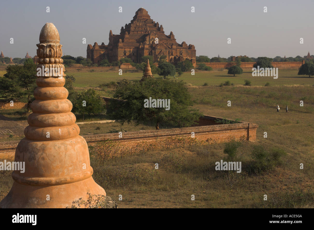 Myanmar-Burma-Bagan archäologische Zone mehr als 4000 Tempel in einer Biegung des Flusses Ayeyarwady erhöhte Ansicht eines Tempels in bkg Stockfoto