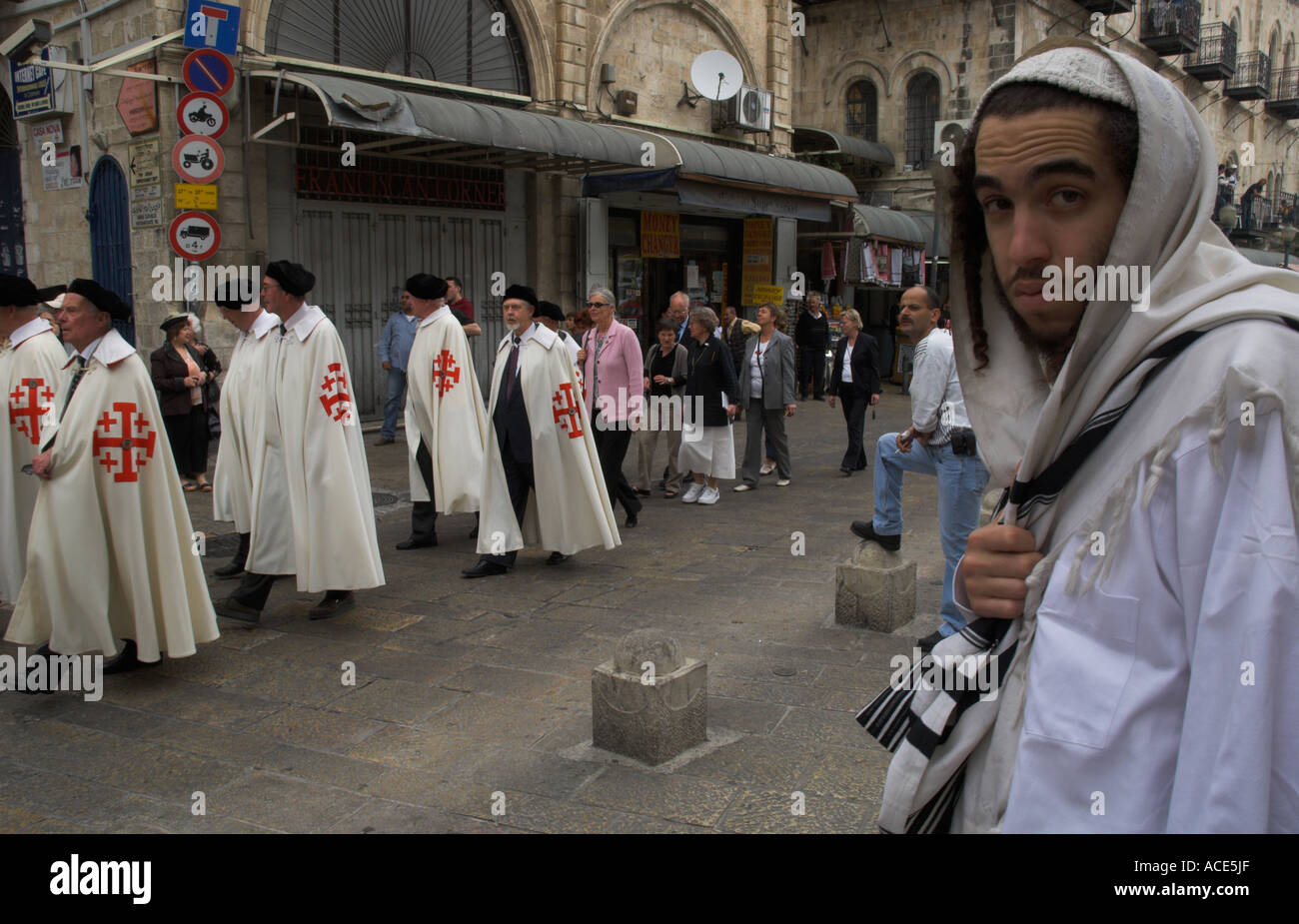 Israel Jerusalem alte Stadt Ostern feiern Gruppe Fransciscan Pilger tragen einen Zeremonie Schal und marschieren in der Nähe der jaffa Stockfoto