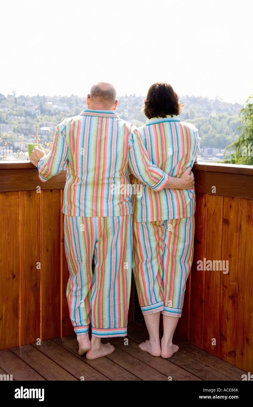 Paar auf Terrasse in passenden Pyjamas Stockfoto