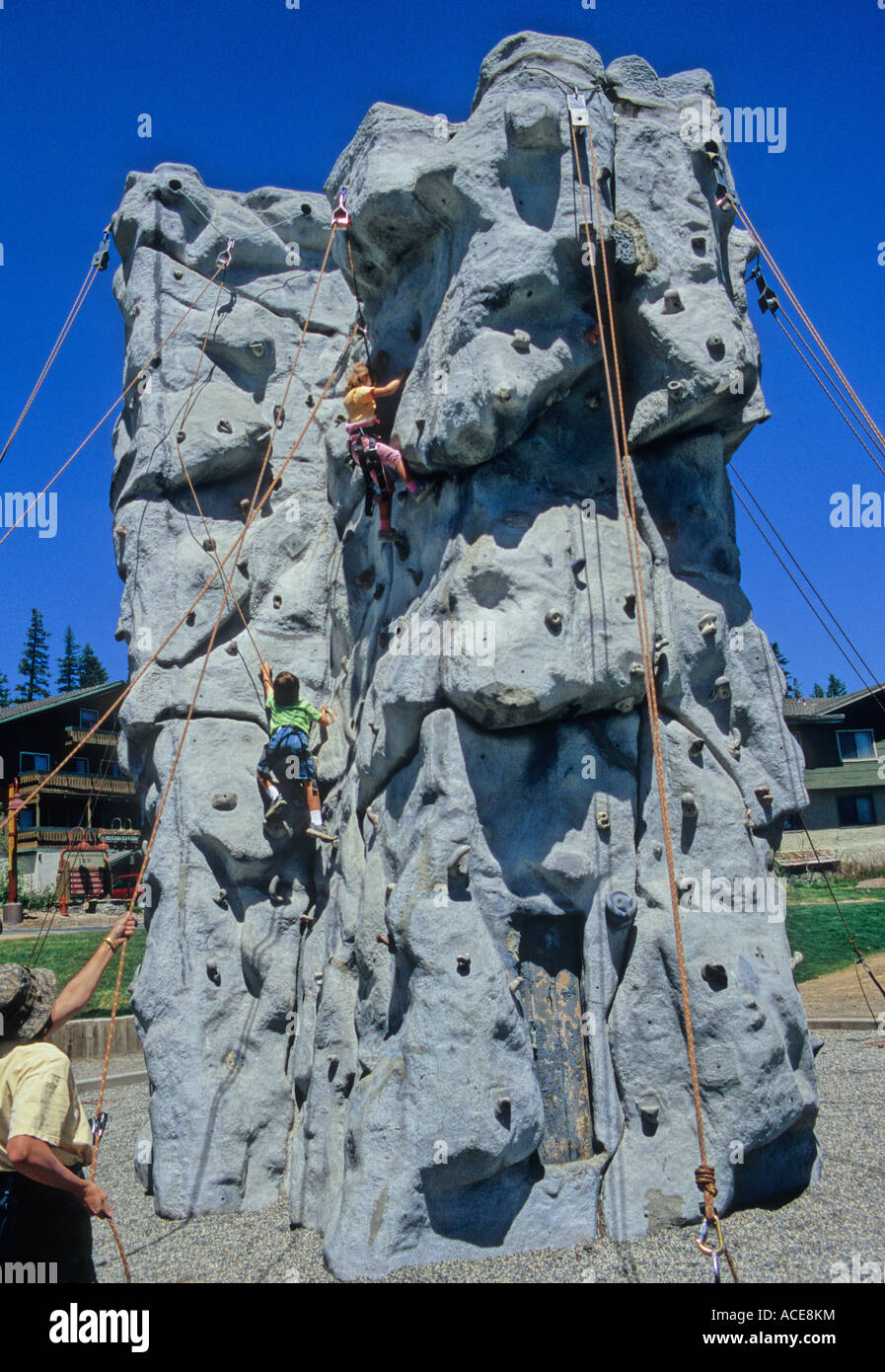 Kinder lernen Kletterkünste von Mammut Adventure Center Stockfoto