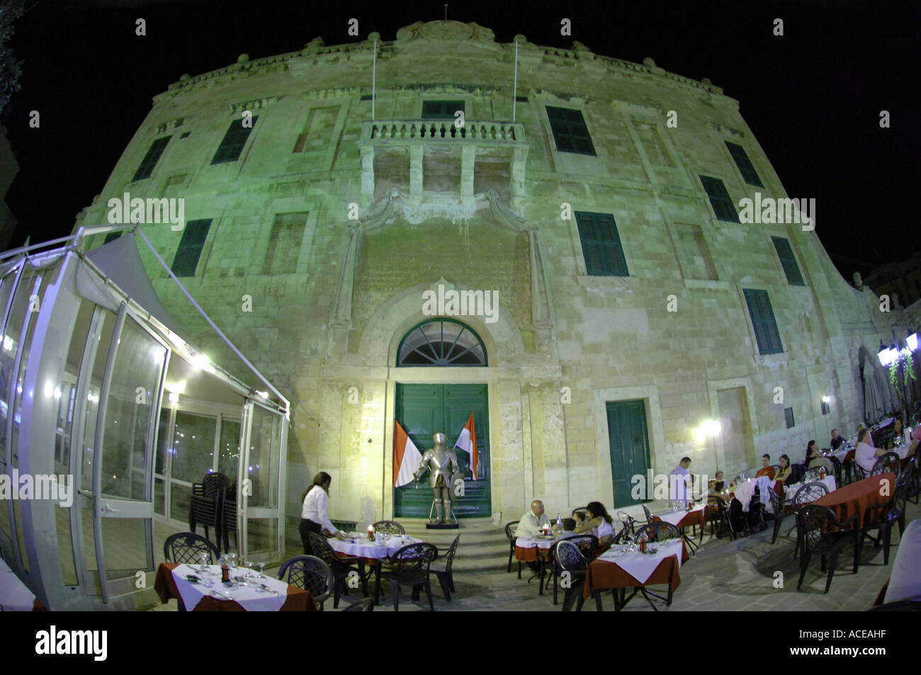 Malta-Pferd und Wagen Transport traditionelle typische alte altmodische Gebäude Restaurant Portomaso saint Julians Bucht posh e Stockfoto