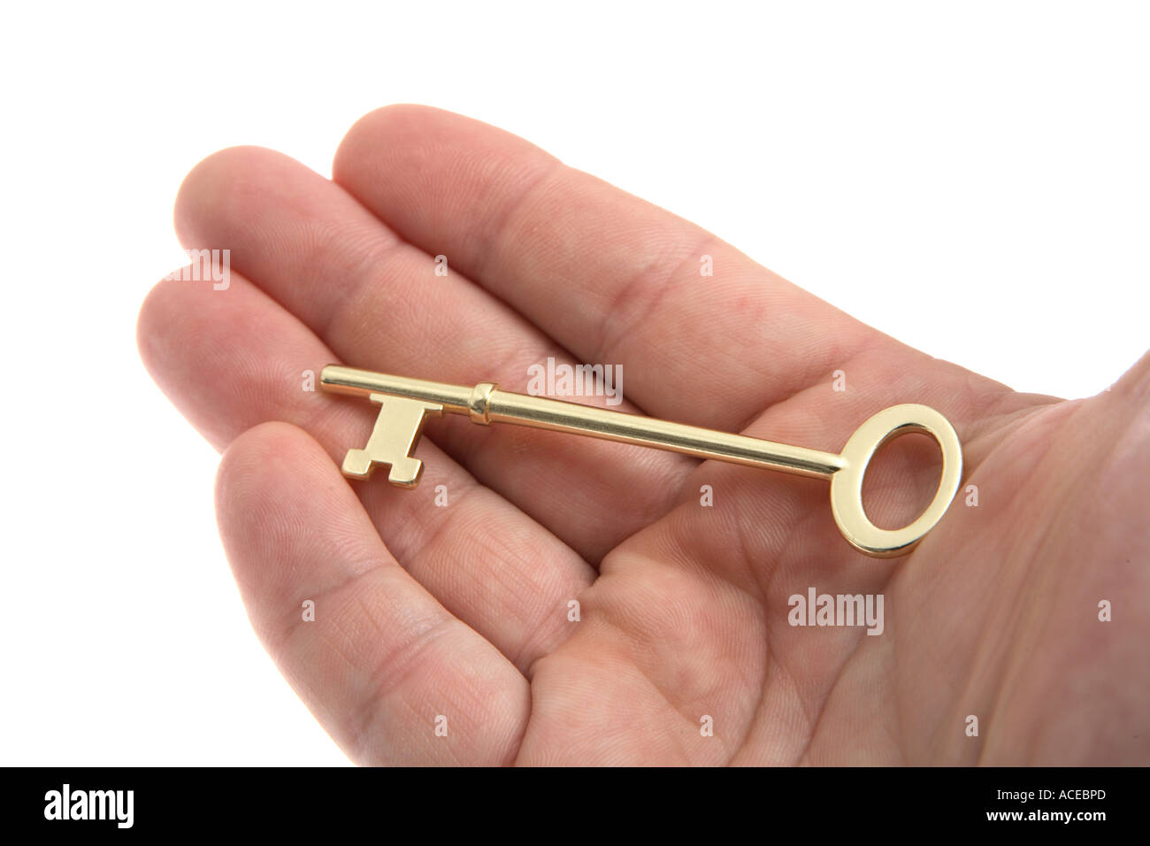 Hand mit goldener Schlüssel Stockfoto