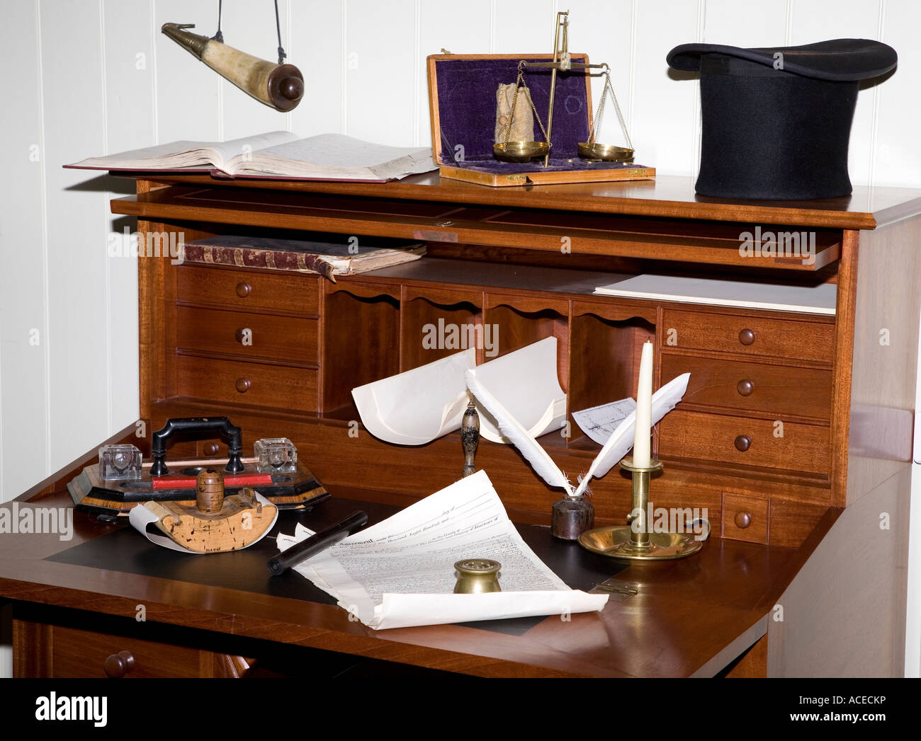 Schreibtisch mit Tinte setzen und Löschblatt und traditionelle Biber Filz Hut Fort Langley Kanada Stockfoto