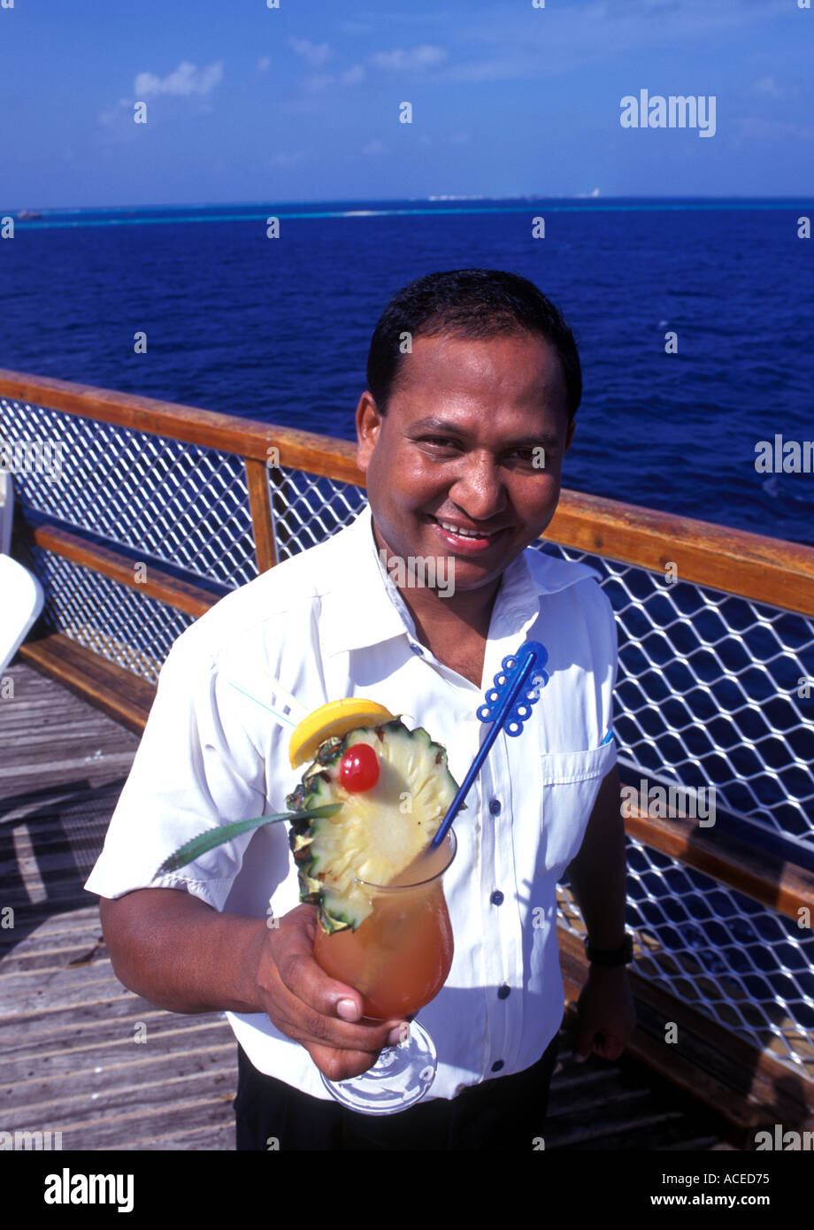 Barpersonal mit Cocktail auf Kreuzfahrt Schiff Stockfoto