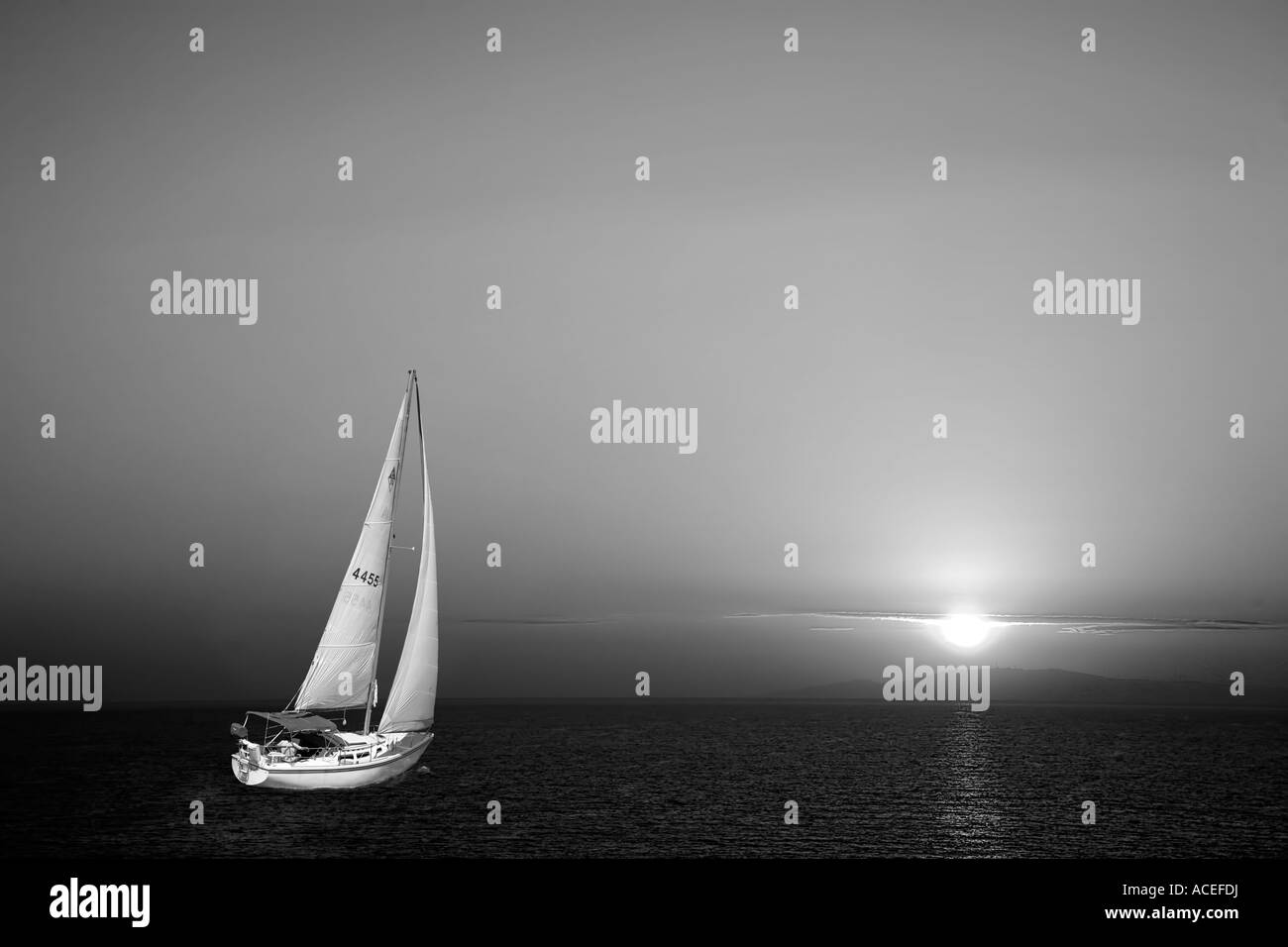 Sonnenaufgang über dem karibischen Saliboat B&W Stockfoto